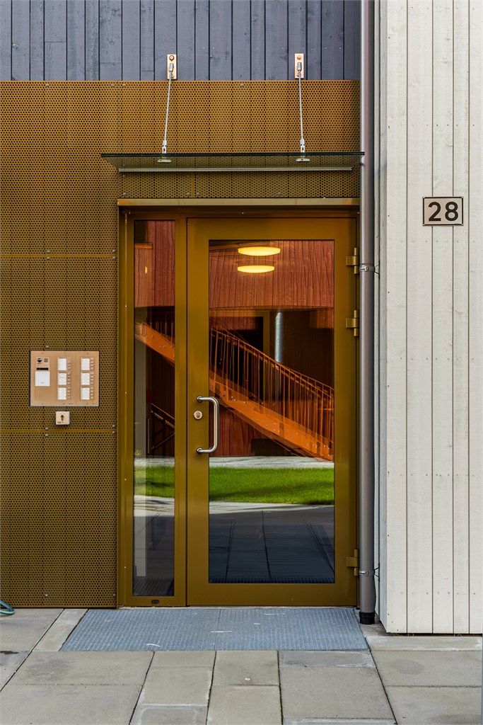 Enkel inngang fra fellesarealer eller direkte fra parkeringskjeller med heis. Callinganlegg.