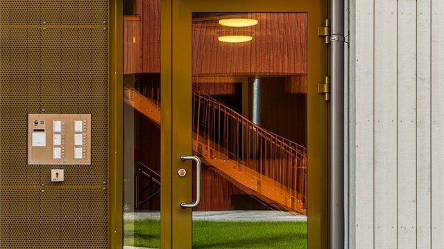 Enkel inngang fra fellesarealer eller direkte fra parkeringskjeller med heis. Callinganlegg.