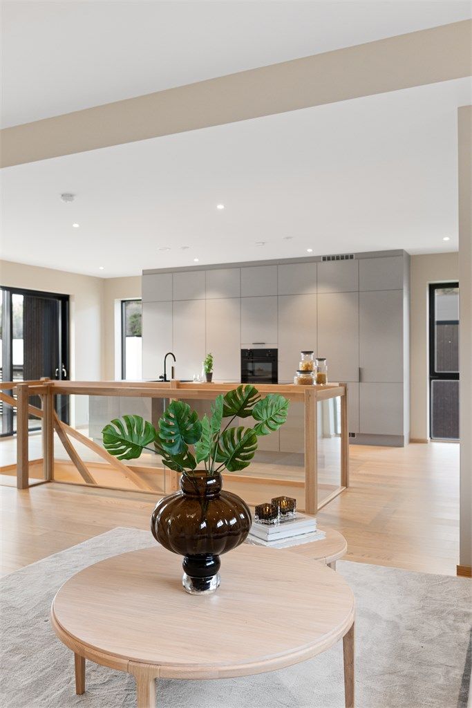 Gjennomgående eikeparkett binder rommene sammen og skaper en varm og helhetlig atmosfære.