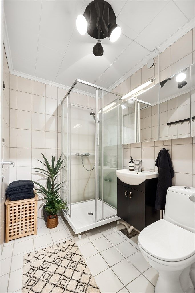 Her er det flislagt gulv med behagelig gulvvarme.