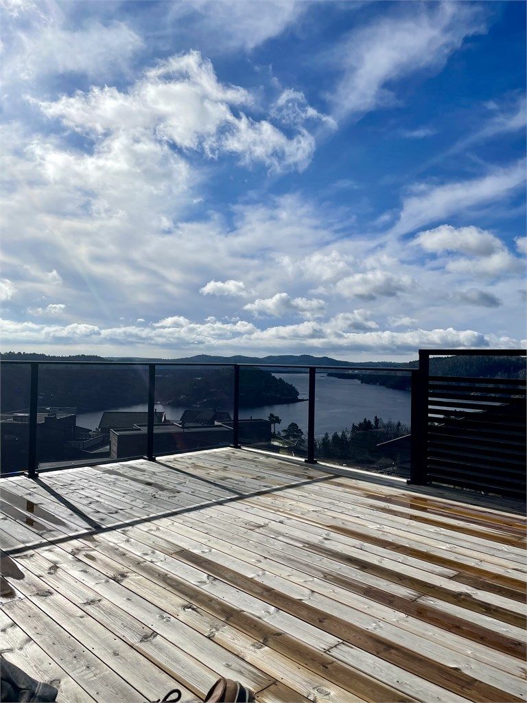 Glassrekkverk mot utsikten på den store takterrassen.