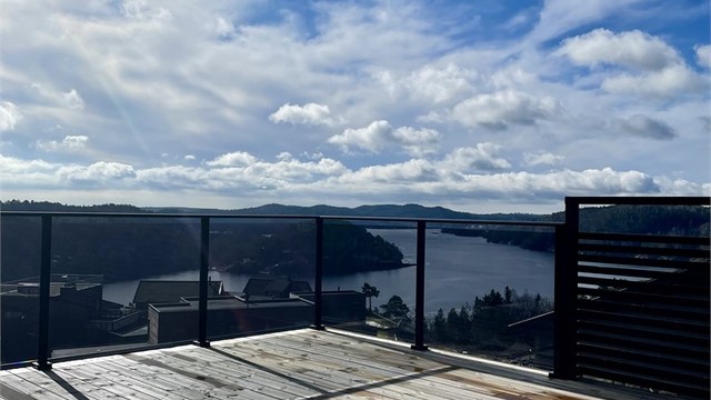 Glassrekkverk mot utsikten på den store takterrassen.