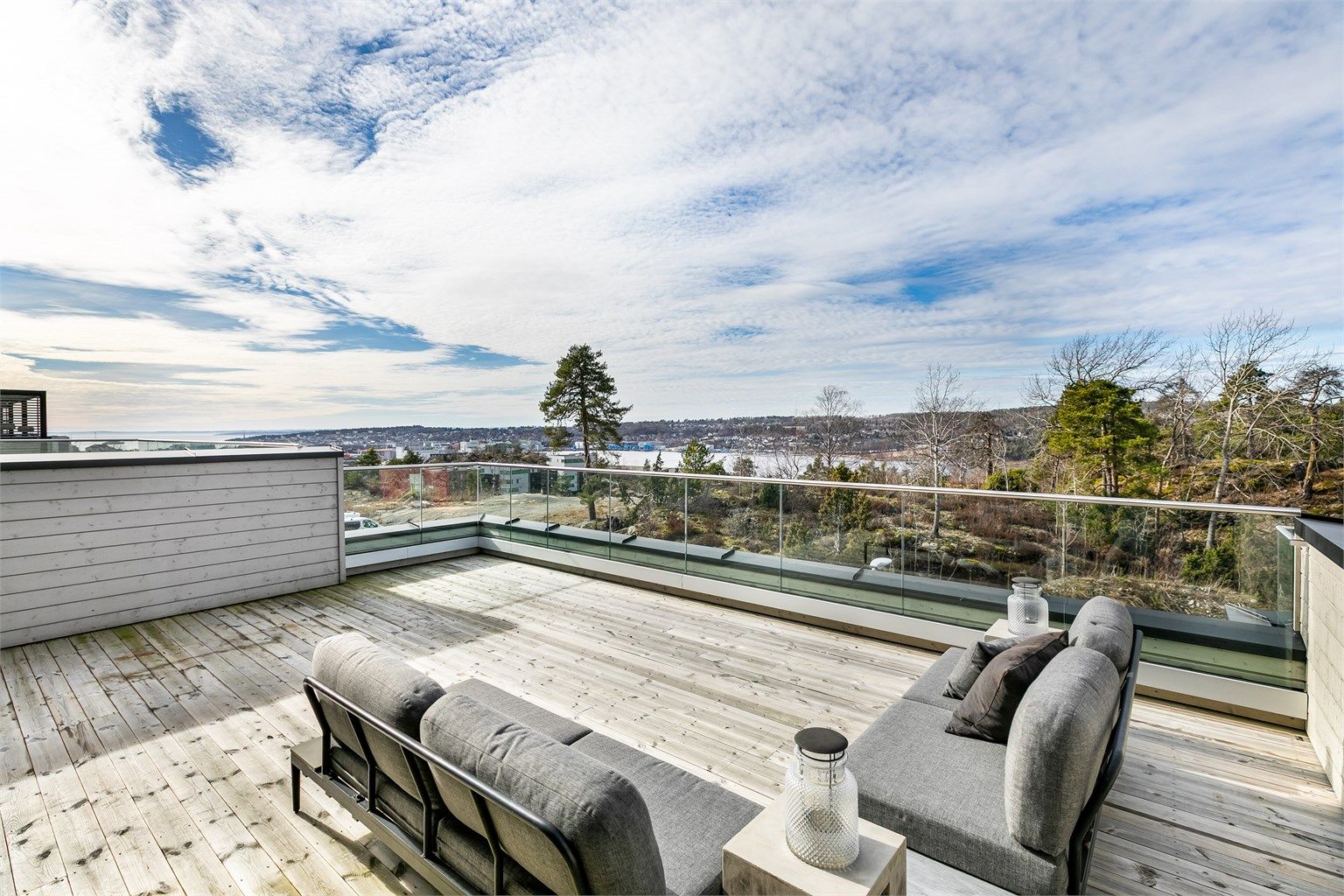 Stor og vestvendt takaltan er blant boligens fremste kvaliteter. Her er det sol det meste av dagen. Fotograf; Børge Oppegård.