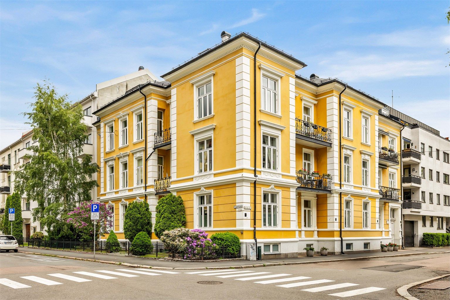 Leiligheten ligger tilbaketrukket til i en klassisk bygård fra 1897 med pent opparbeidet forhage. Foto: Isnitt v/ Bjørnar Solberg.