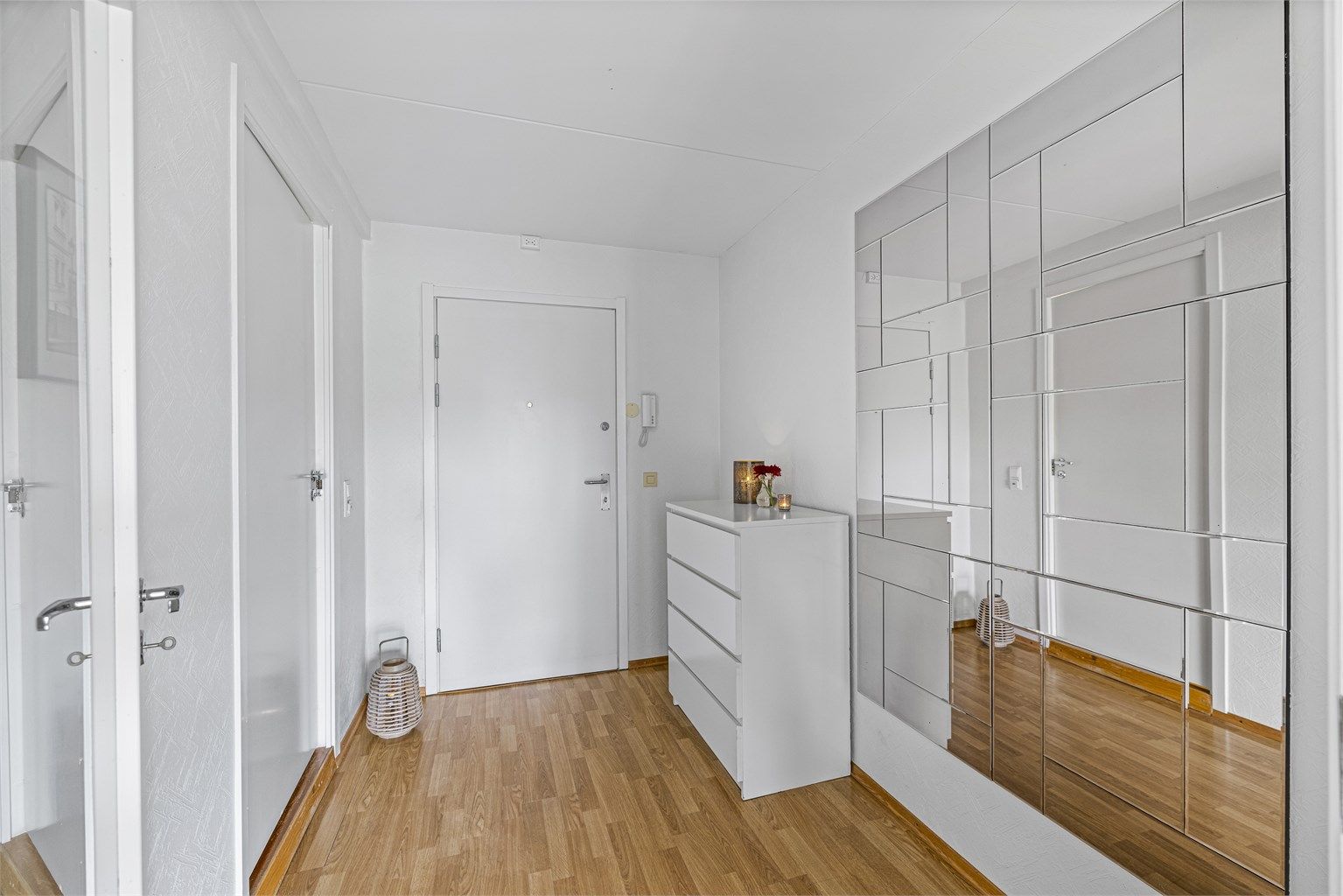 Entréen har porttelefon og har plass til å sette inn garderobeløsning. En ekstern bod på 5 m² ligger praktisk til i samme etasje.