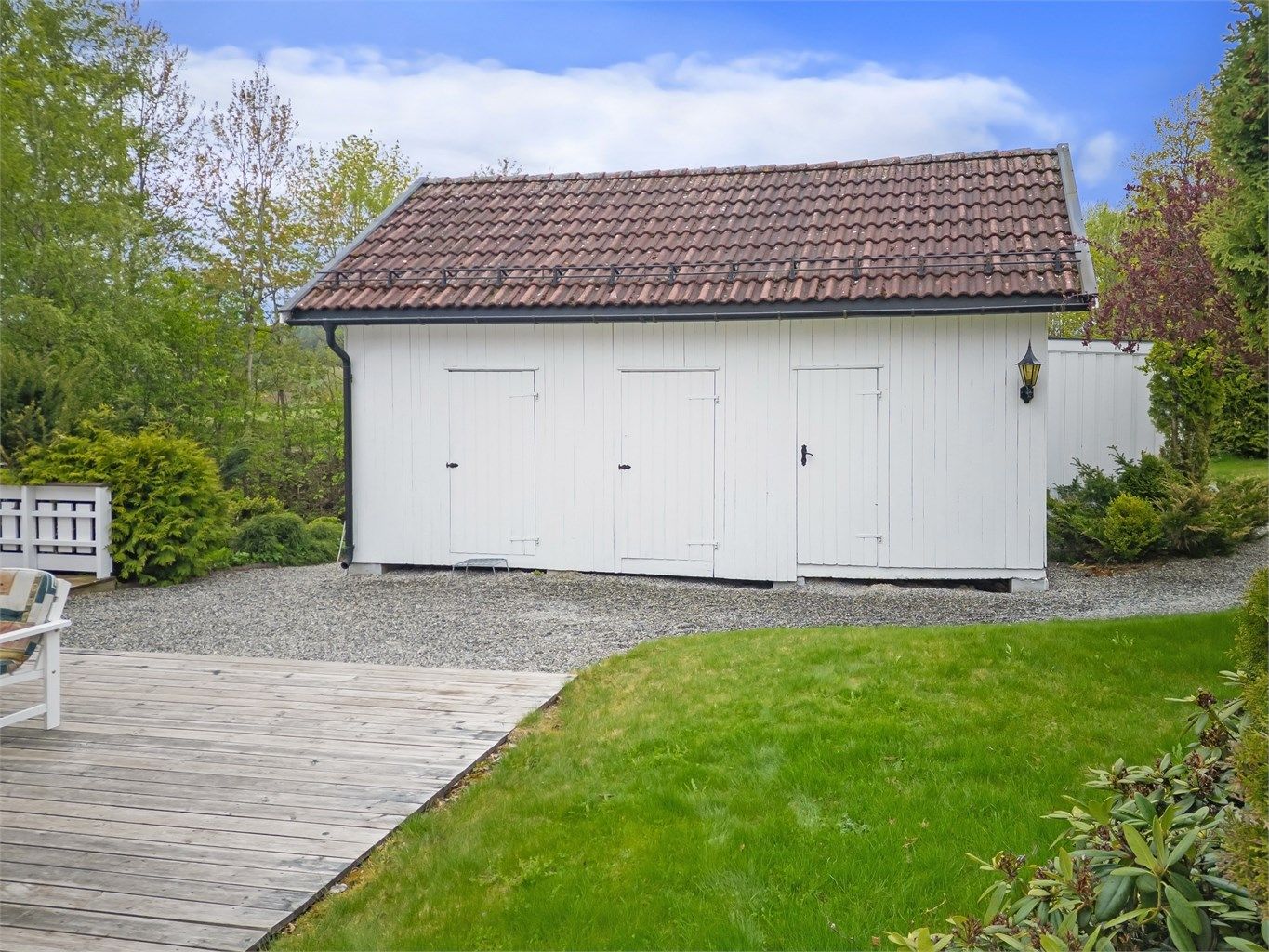 Utehus på ca. 26 kvm med lagringsplass i tre boder