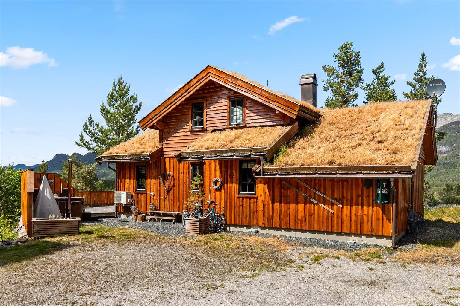 Gode parkeringsmuligheter foran hytteveggen og med mulighet for el-bil lading