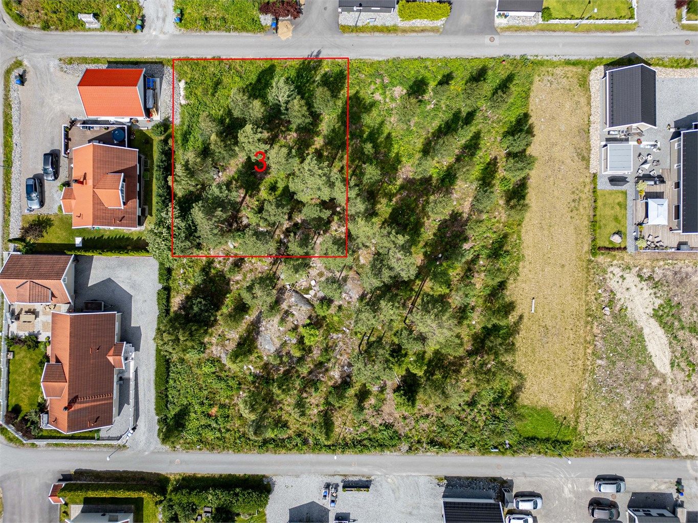 Tomten er på 785kvm. De angitte grensene på bildene er kun veiledende og ikke nøyaktige mål. 