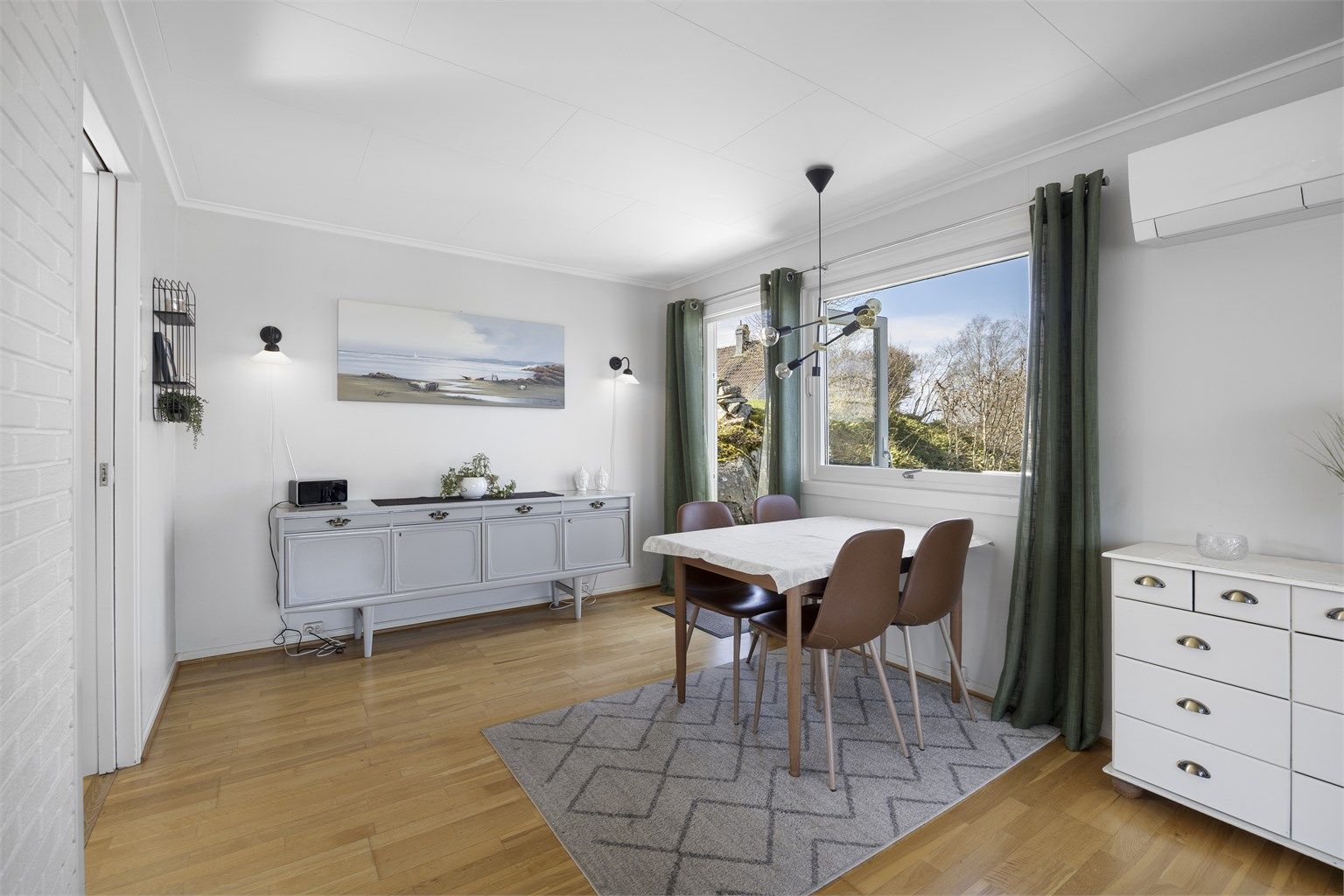 Spisestuen har en naturlig plassering mellom kjøkkenet og stuen, med plass til et stort spisebord.