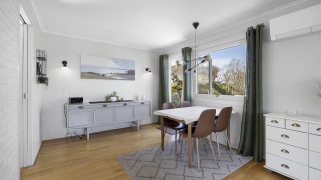 Spisestuen har en naturlig plassering mellom kjøkkenet og stuen, med plass til et stort spisebord.