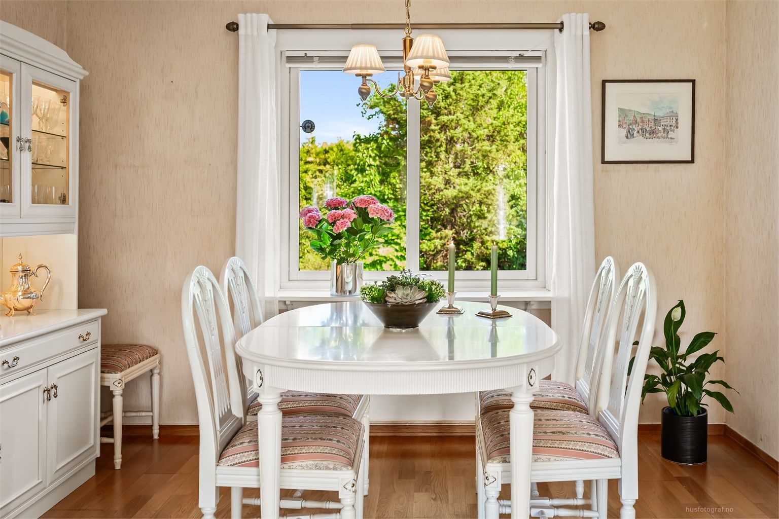 Her er det god plass for å samle familie og venner til hyggelige måltider.