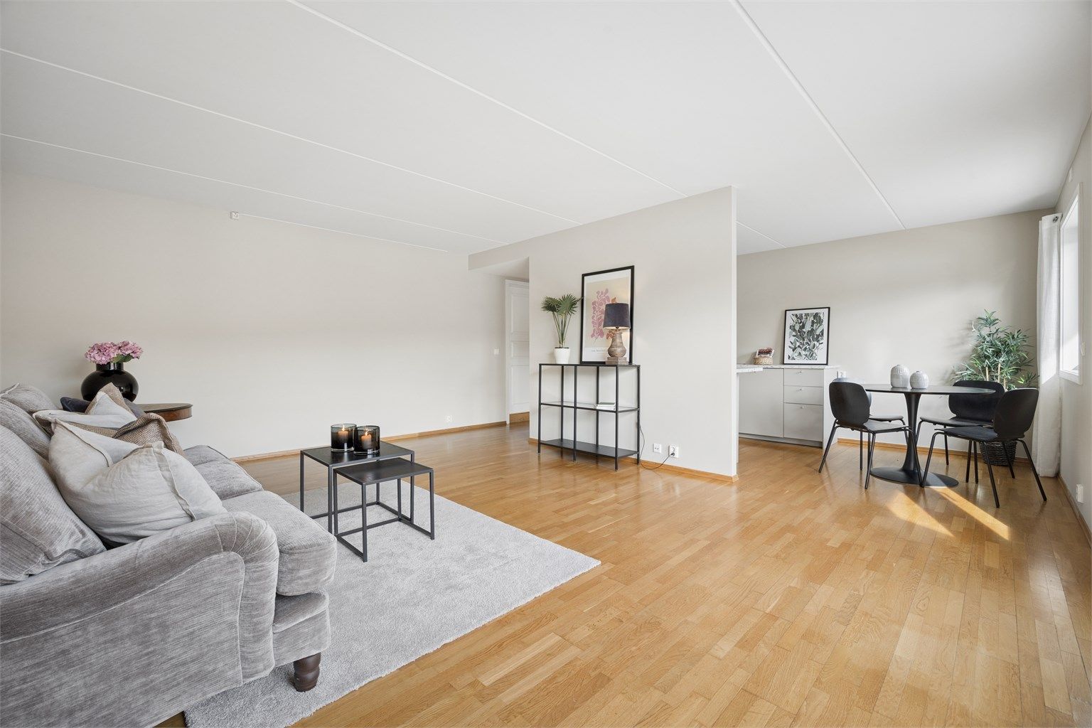 God plass til både sofagruppe og spisebord i den delåpne oppholdssonen.