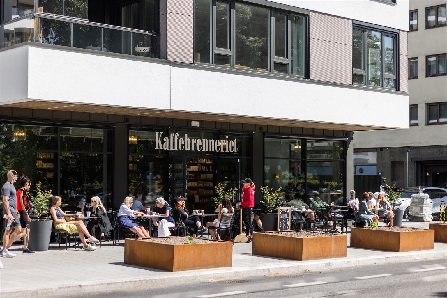 I nærområdet finner du et bredt utvalg av kaféer, restauranter og spesialforretninger som setter sitt preg på Frogner.