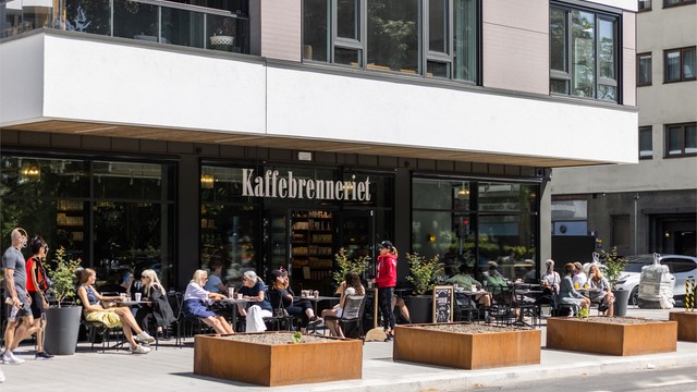 I nærområdet finner du et bredt utvalg av kaféer, restauranter og spesialforretninger som setter sitt preg på Frogner.