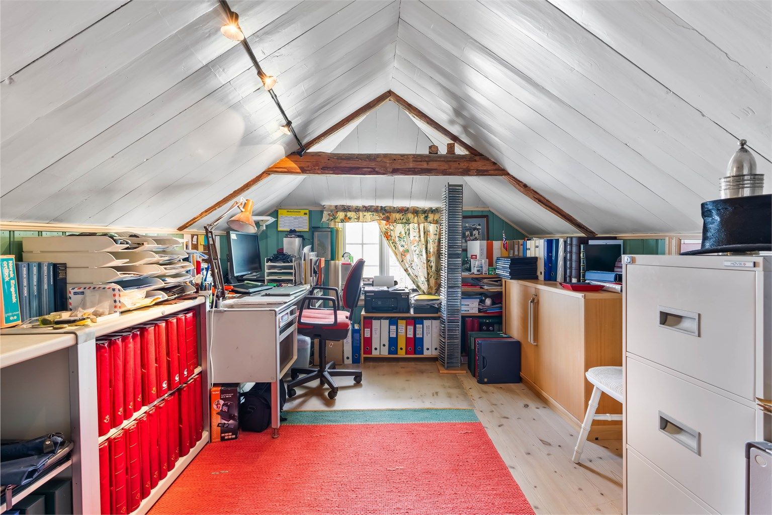 Innredet rom på loftet som i dag benyttes som kontor. Arealet er ikke måleverdig.
