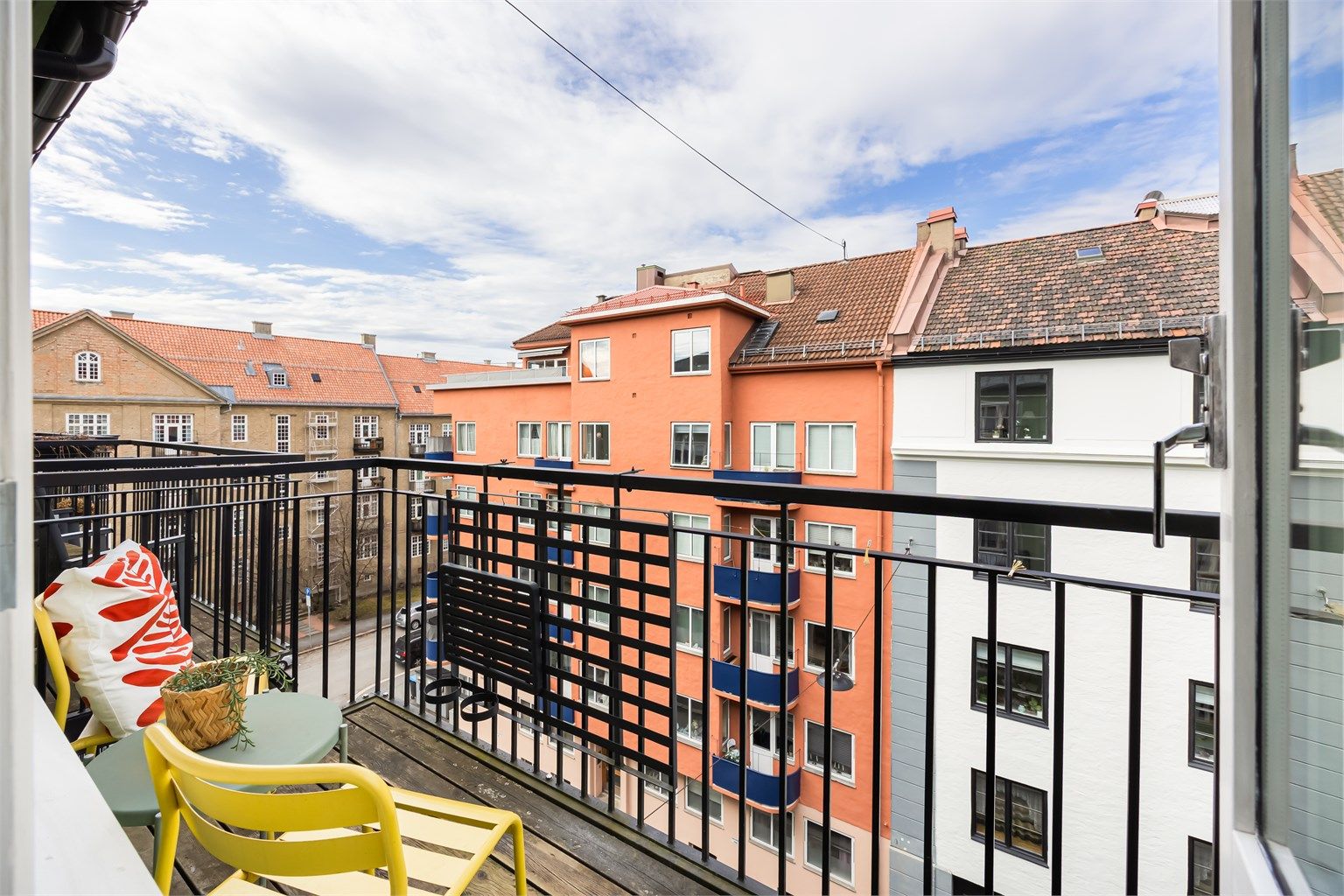 Dette er en sjarmerende og klassisk 3-roms med balkong, peis og ettertraktet beliggenhet i en liten og rolig gate på Fagerborg, rett ved Jessenløkken. Foto: Marit Andersen