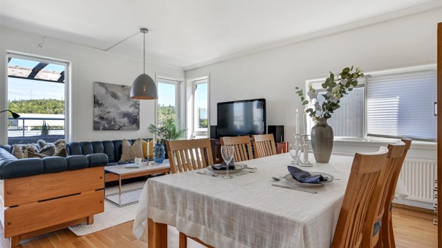 Spiseplassen er plassert ved vinduet i naturlig forlengelse av stuen.