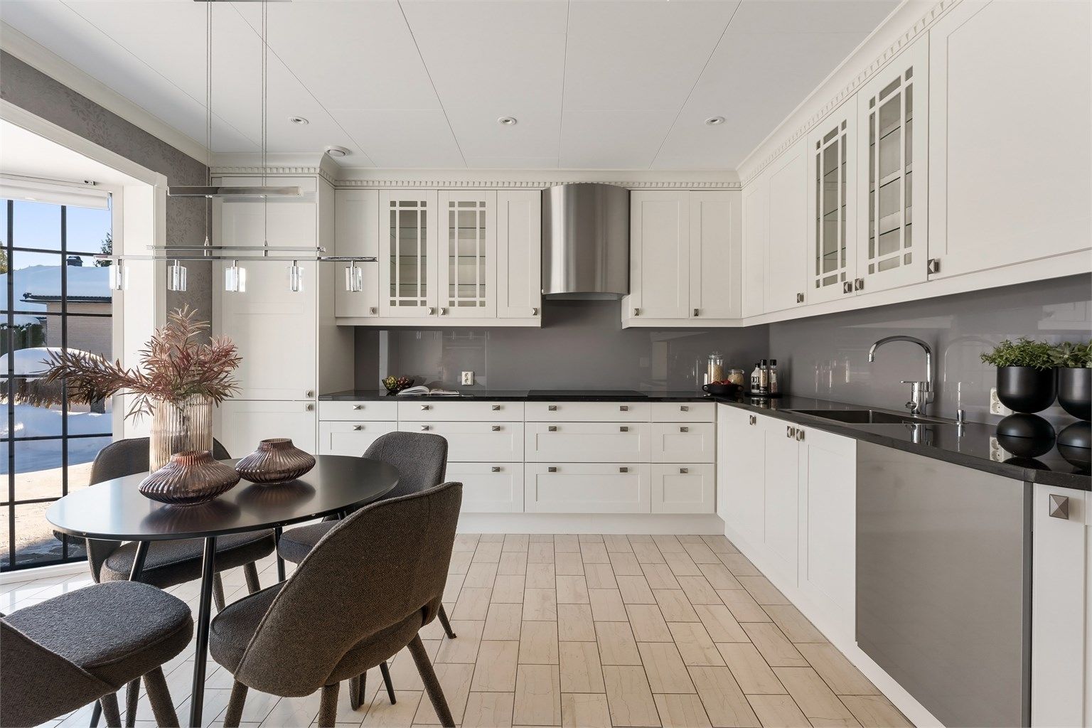 Benkeplaten er av stein, og det er plater på veggen over benken.