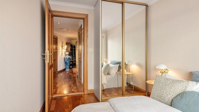 Soverommet har skyvedørsgarderobe med speil og dør ut mot gangen.