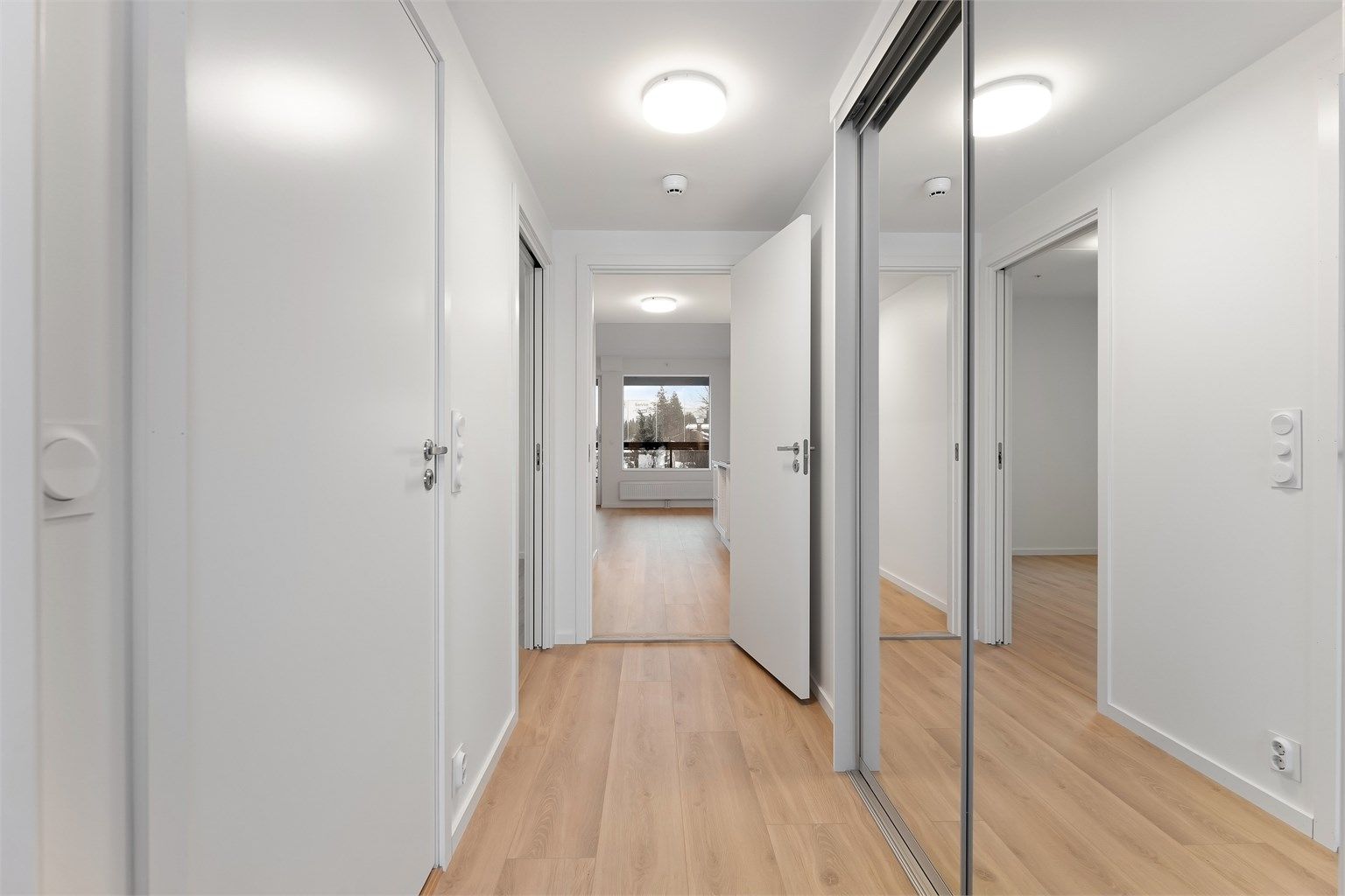 Innbydende entré med god plass for yttertøy