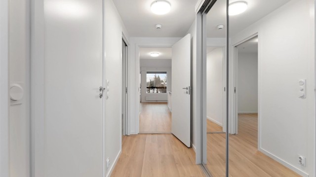 Innbydende entré med god plass for yttertøy