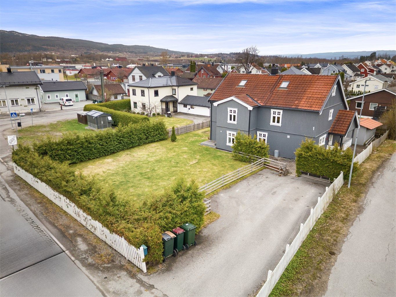 Fin inngjerdet hage med gode solforhold