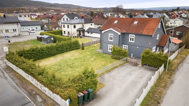 Fin inngjerdet hage med gode solforhold