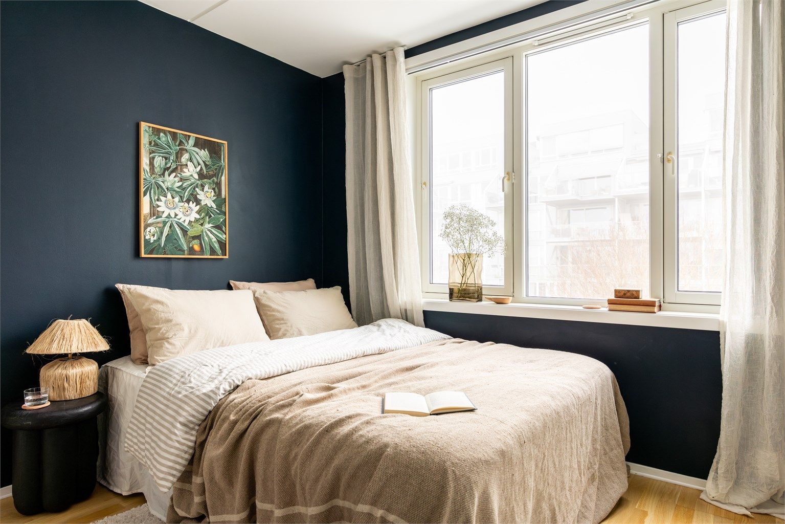 Soverommet har klassisk, trestavs eikeparkett på gulv og veggflatene er malt i en behagelig blåfarge.