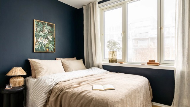 Soverommet har klassisk, trestavs eikeparkett på gulv og veggflatene er malt i en behagelig blåfarge.