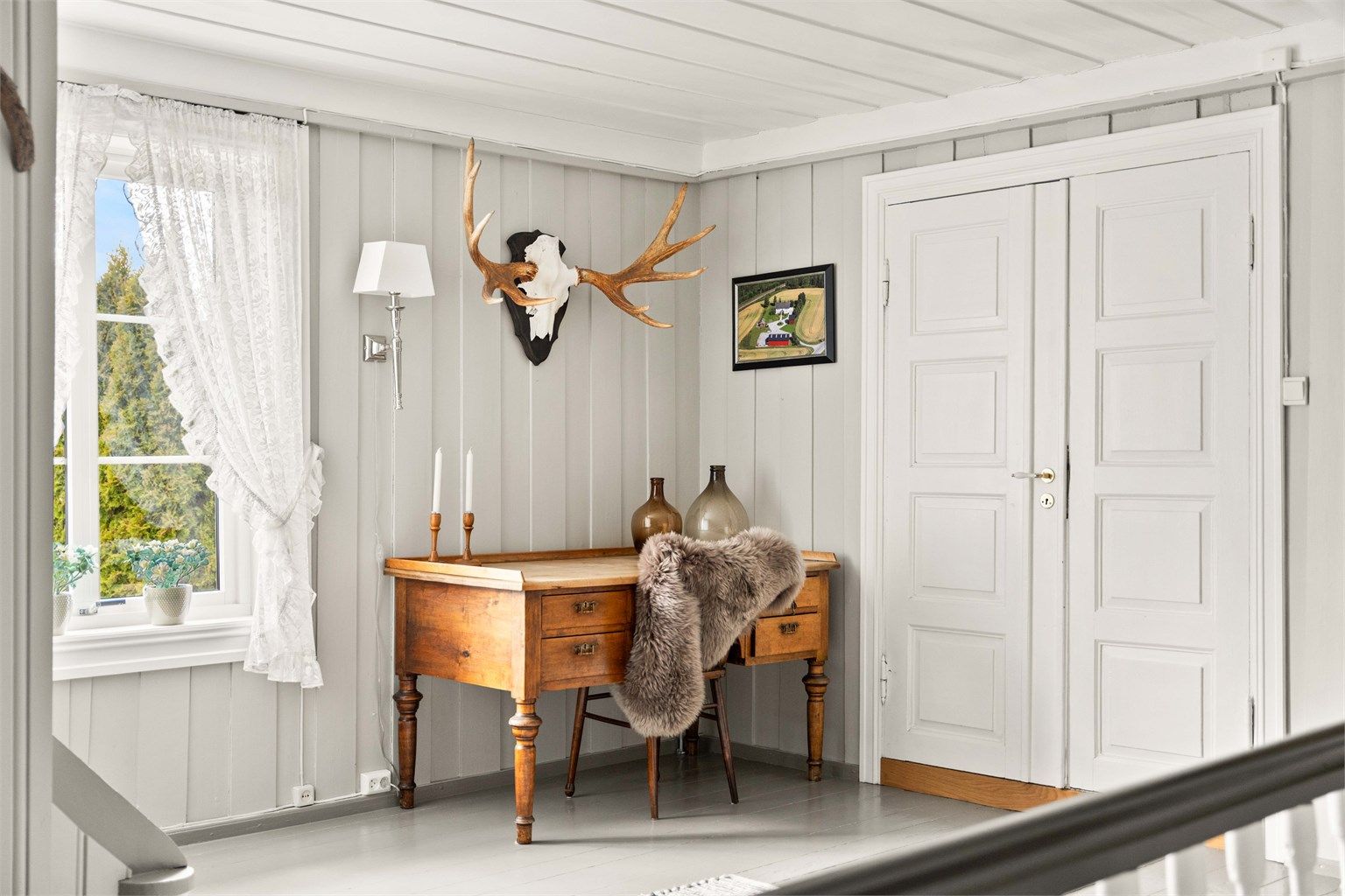 Fra gangen i andre etasje er det adkomst til et uinnredet loftsrom med lagringsmuligheter.