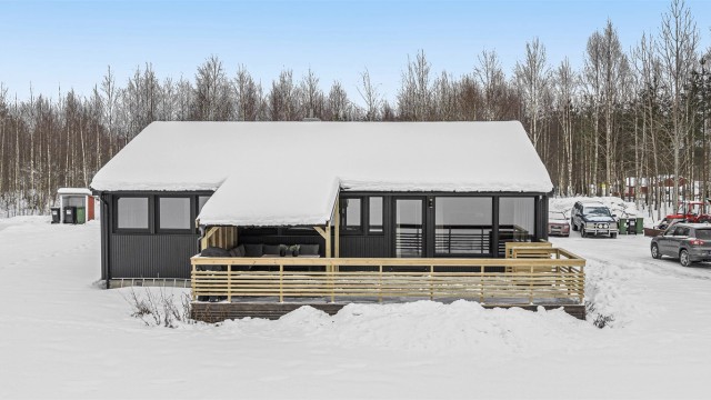 Takoverbygg og levegg bygget på i 2025, slik at man kan nyte uteområde end mer