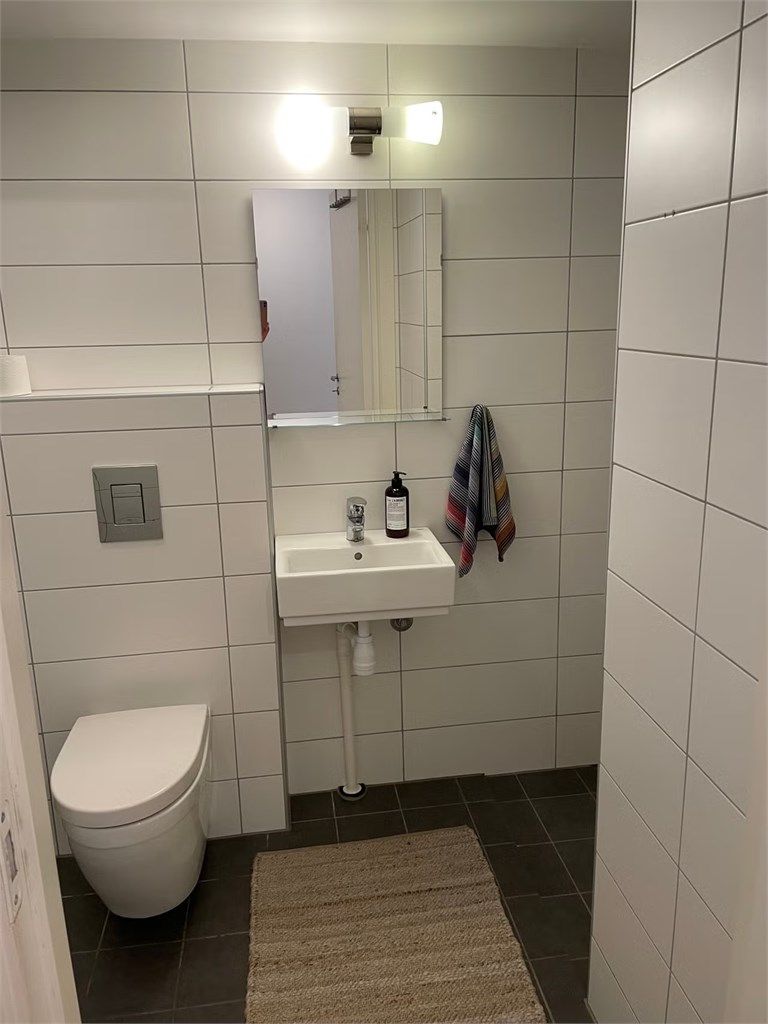 Utleiedel: Bad med flislagt gulv med varme. Dusjsone med dusjarmatur tilkoblet hånd- og regndusj. Vegghengt toalett.