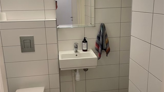 Utleiedel: Bad med flislagt gulv med varme. Dusjsone med dusjarmatur tilkoblet hånd- og regndusj. Vegghengt toalett.