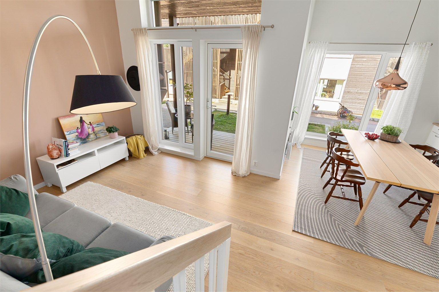 Leiligheten har en god planløsning hvor stue og kjøkken ligger i en åpen løsning et halvplan ned