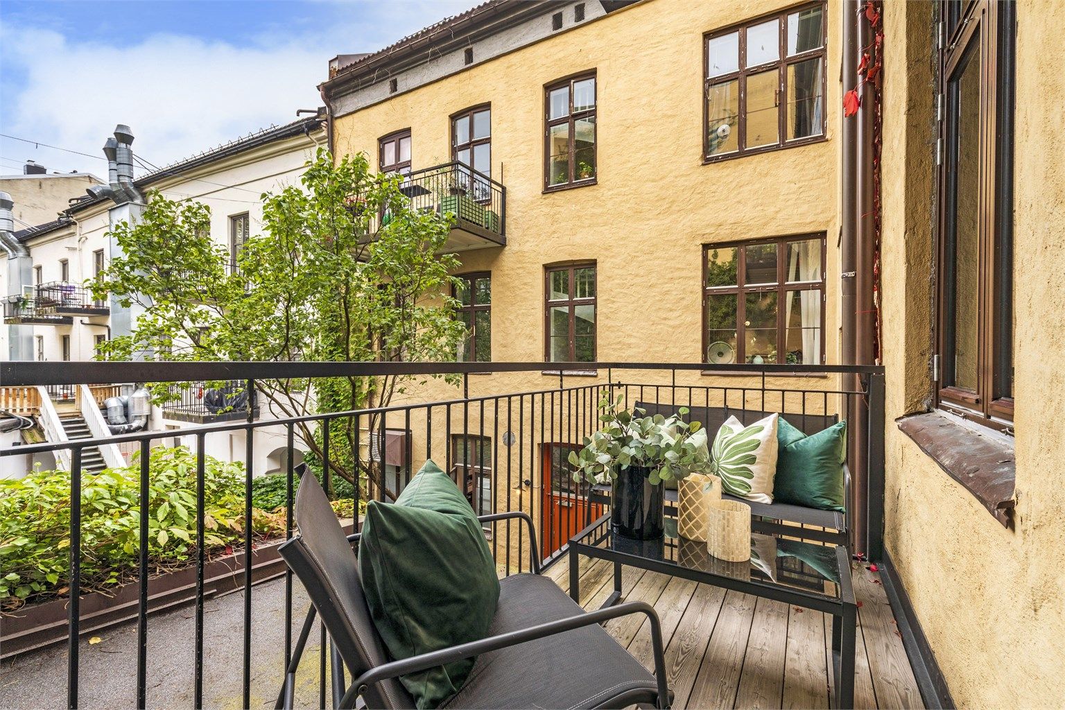 Balkongen er på ca 6 kvm med plass til en liten sittegruppe
