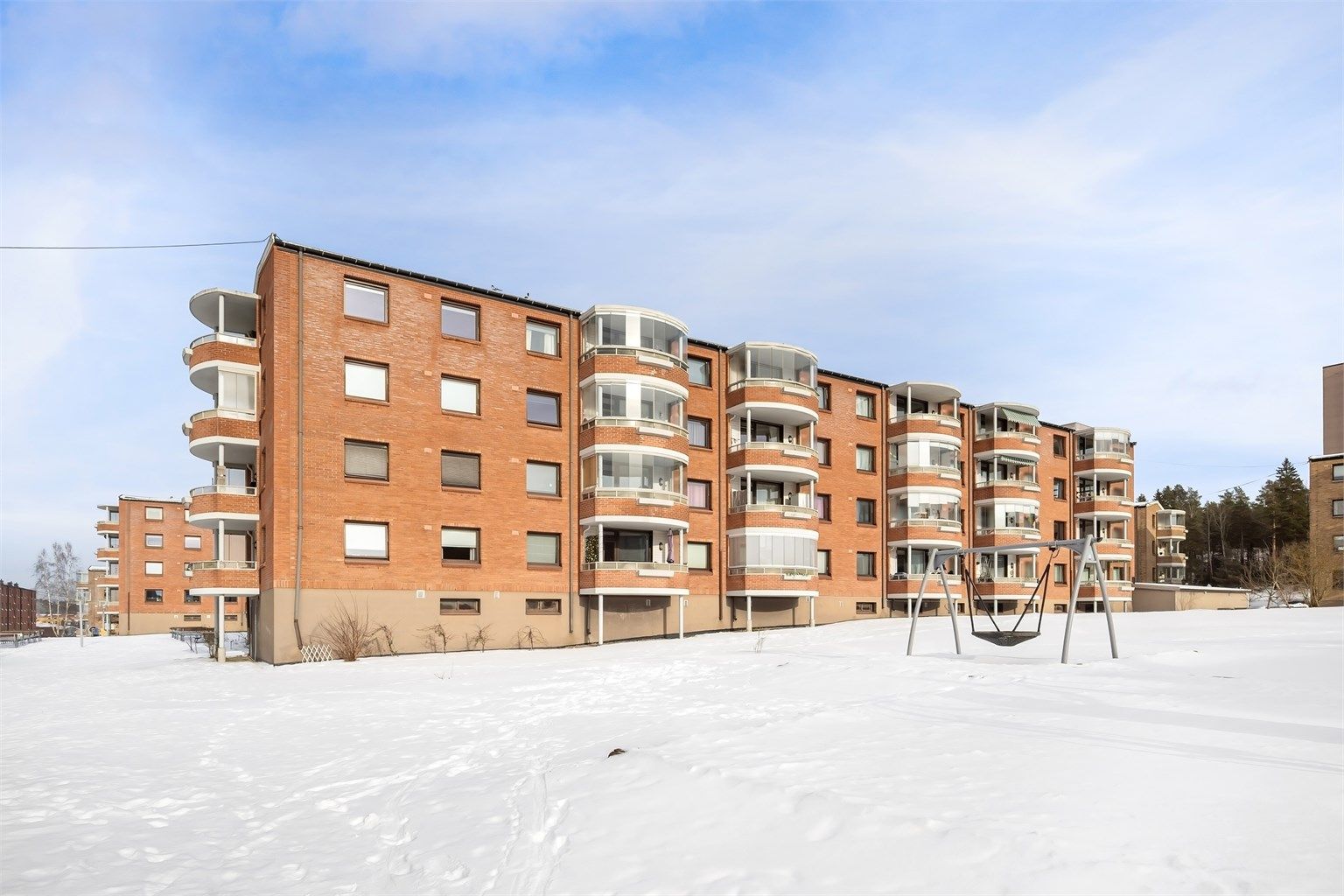 Fasaden på balkongsiden.
Det er god avstand mellom blokkene, som gir luftige og åpne uteområder.