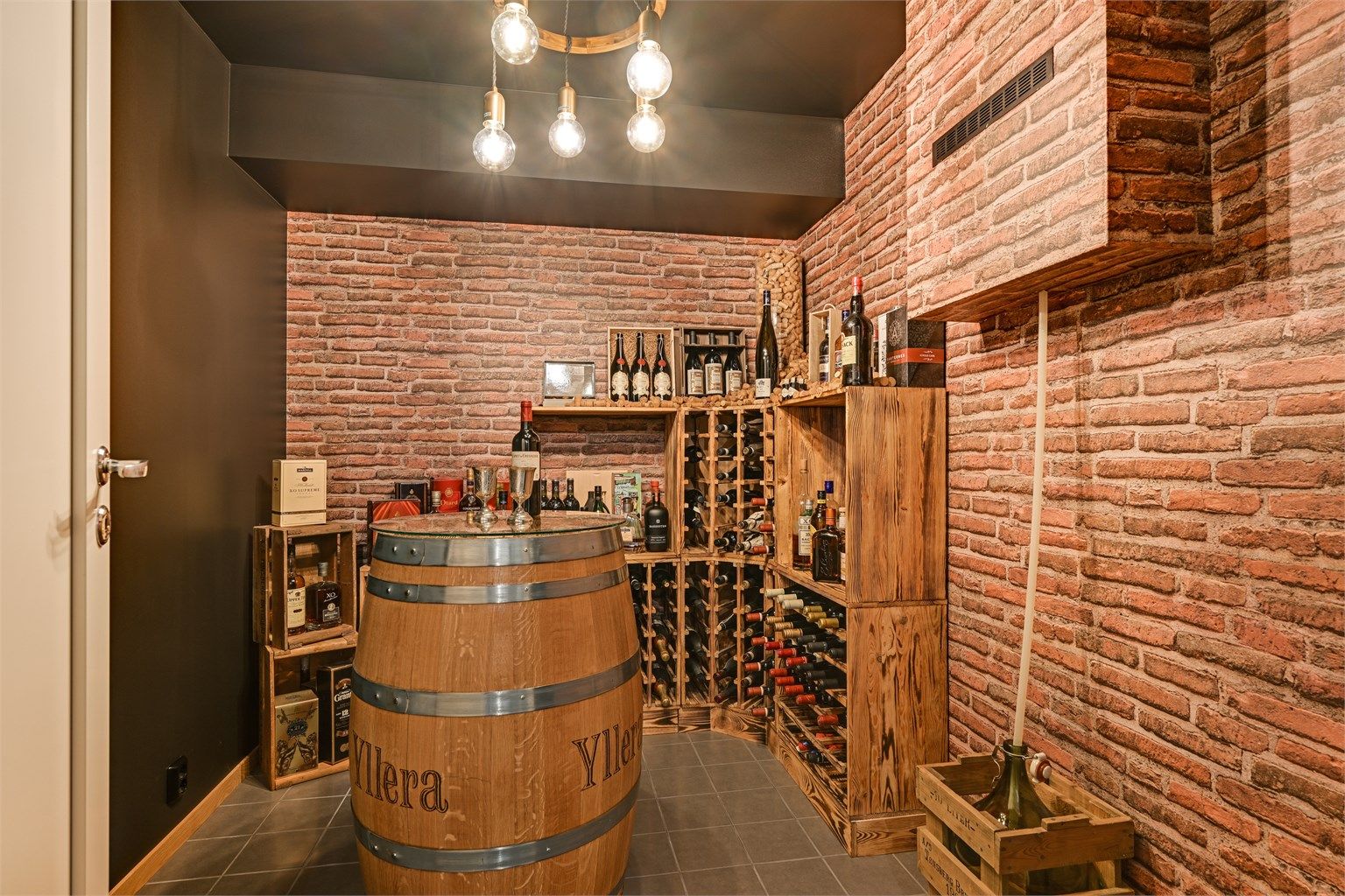 Etasjen har et meget stilig vinrom /matbod med fin utforming og lekre detaljer.