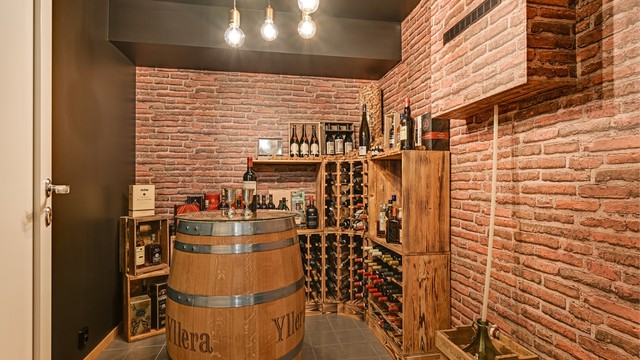 Etasjen har et meget stilig vinrom /matbod med fin utforming og lekre detaljer.