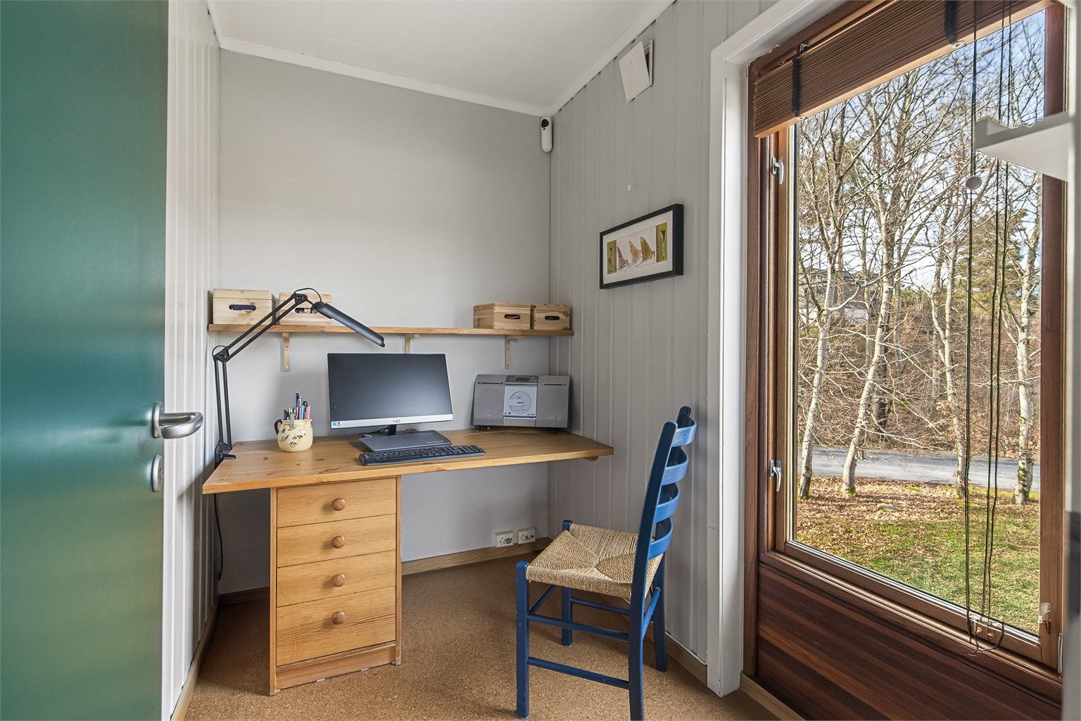 Det andre kontoret er en mindre og mer tilbaketrukket arbeidsplass - innenfor det store kontoret.