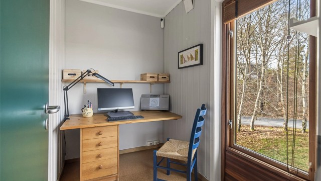 Det andre kontoret er en mindre og mer tilbaketrukket arbeidsplass - innenfor det store kontoret.