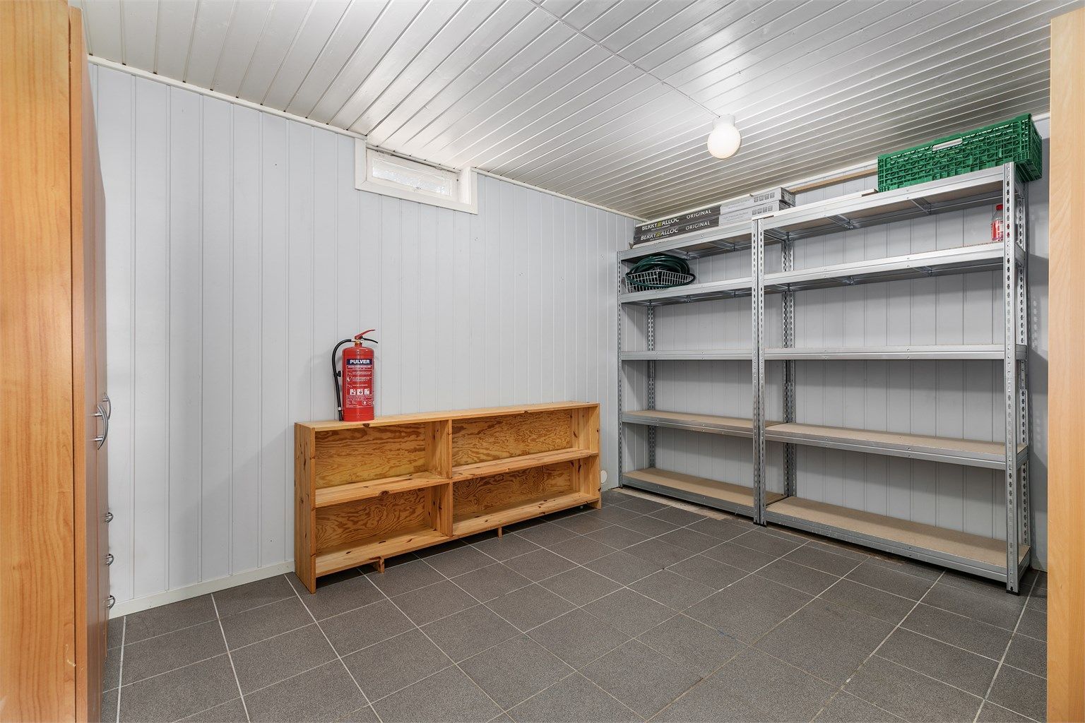 Boden innerst i underetasjen er oppmålt til ca. 12 kvm. og har lett tilgjengelig lagringsplass. 