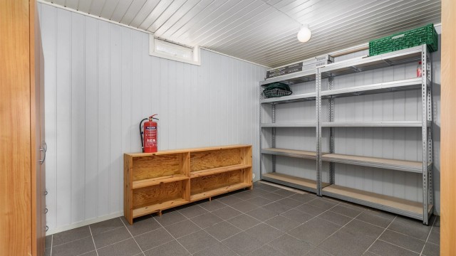 Boden innerst i underetasjen er oppmålt til ca. 12 kvm. og har lett tilgjengelig lagringsplass.