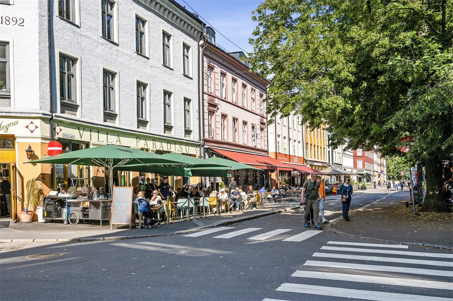 Grünerløkkas yrende folkeliv, kafeer og unike butikker er bare en kort spasertur unna.