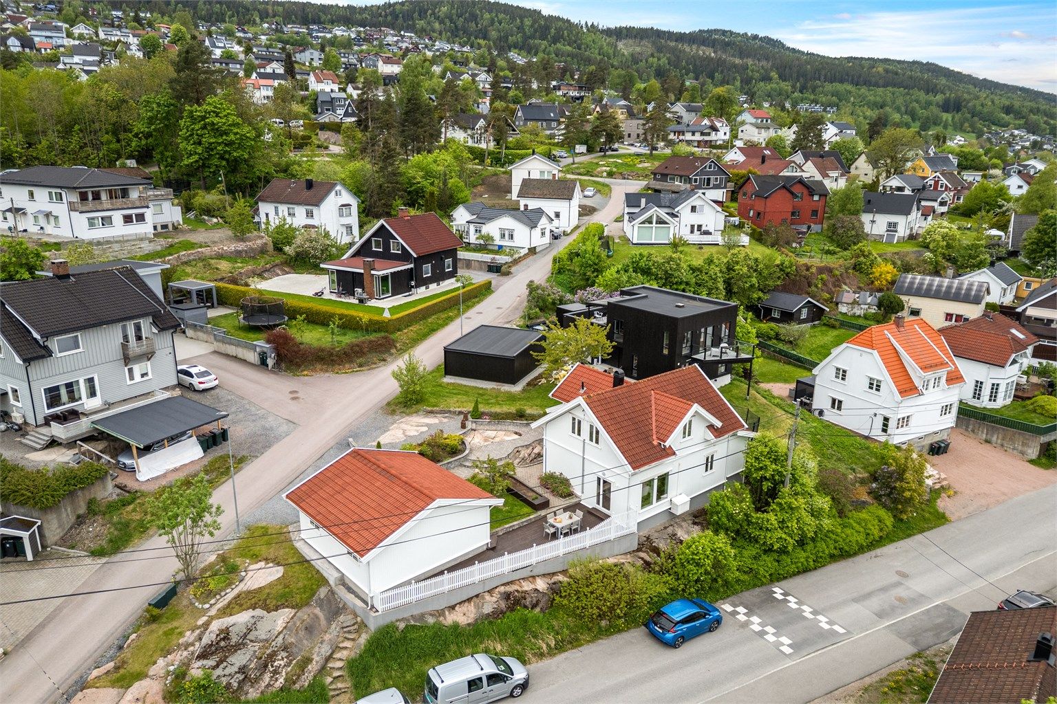 Familievennlig område med ca. 1 km til flere barnehager og barneskole.