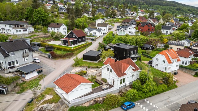 Familievennlig område med ca. 1 km til flere barnehager og barneskole.