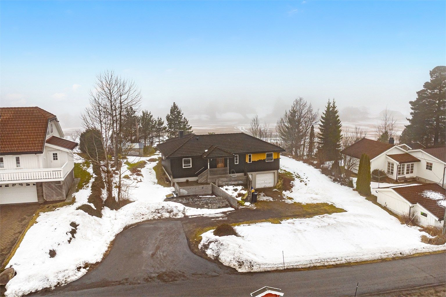 Høy og fri beliggenhet med fin vestvendt utsikt!