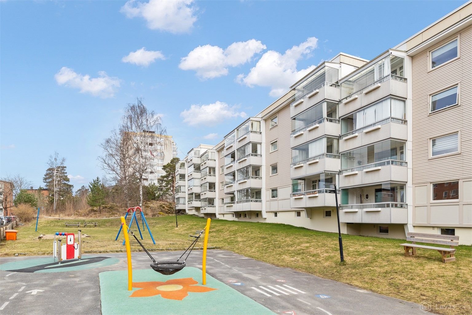 Pent opparbeidet tomt med plenarealer, beplantning, sittegrupper og lekeplass, samt naturtomt. Asfalterte adkomstveier