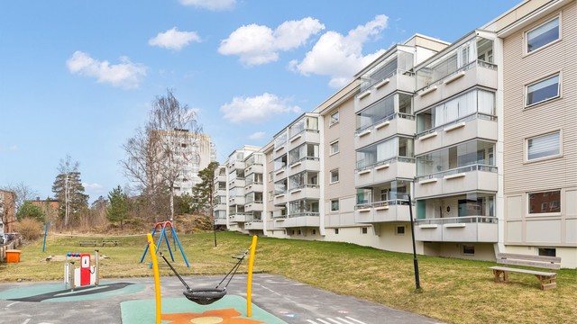 Pent opparbeidet tomt med plenarealer, beplantning, sittegrupper og lekeplass, samt naturtomt. Asfalterte adkomstveier