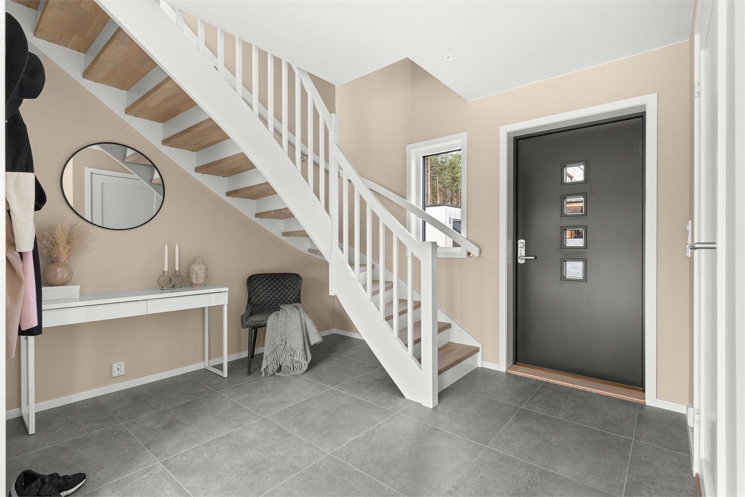 Inngangspartiet gir et godt førsteinntrykk og er utformet med praktiske løsninger.