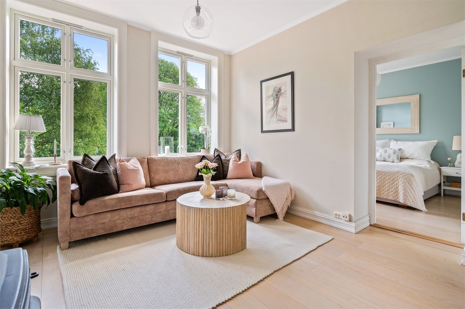 Det første som møter deg er store vindusflater, som sammen med takhøyden på hele 2,8 meter gir en deilig atmosfære. 